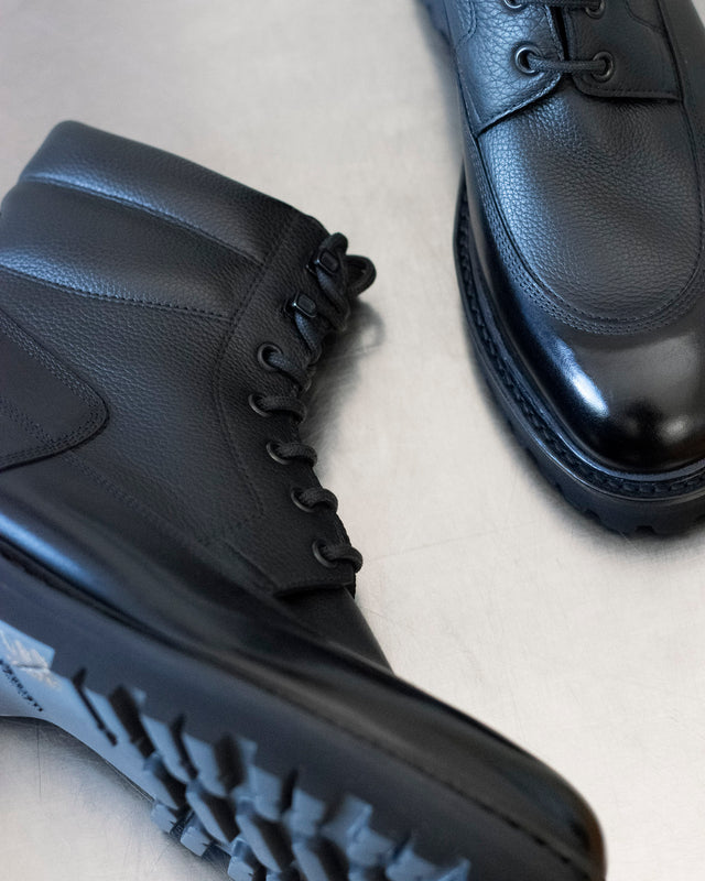 John Lobb Peak boot in black calf and light grain, close-up
